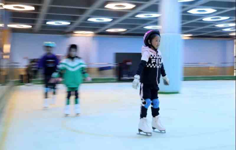 南方孩子“冰雪梦”实现了！广东首个校园真冰溜冰场启用