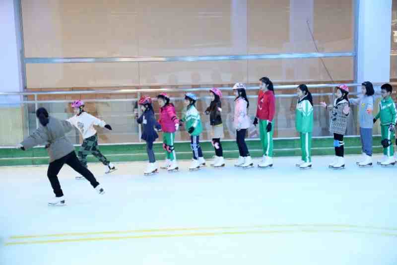 南方孩子“冰雪梦”实现了！广东首个校园真冰溜冰场启用