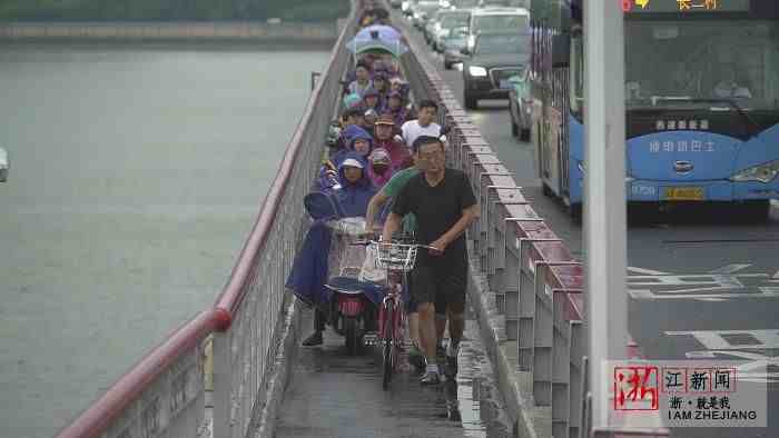路太窄！杭州西兴大桥非机动车道通行难