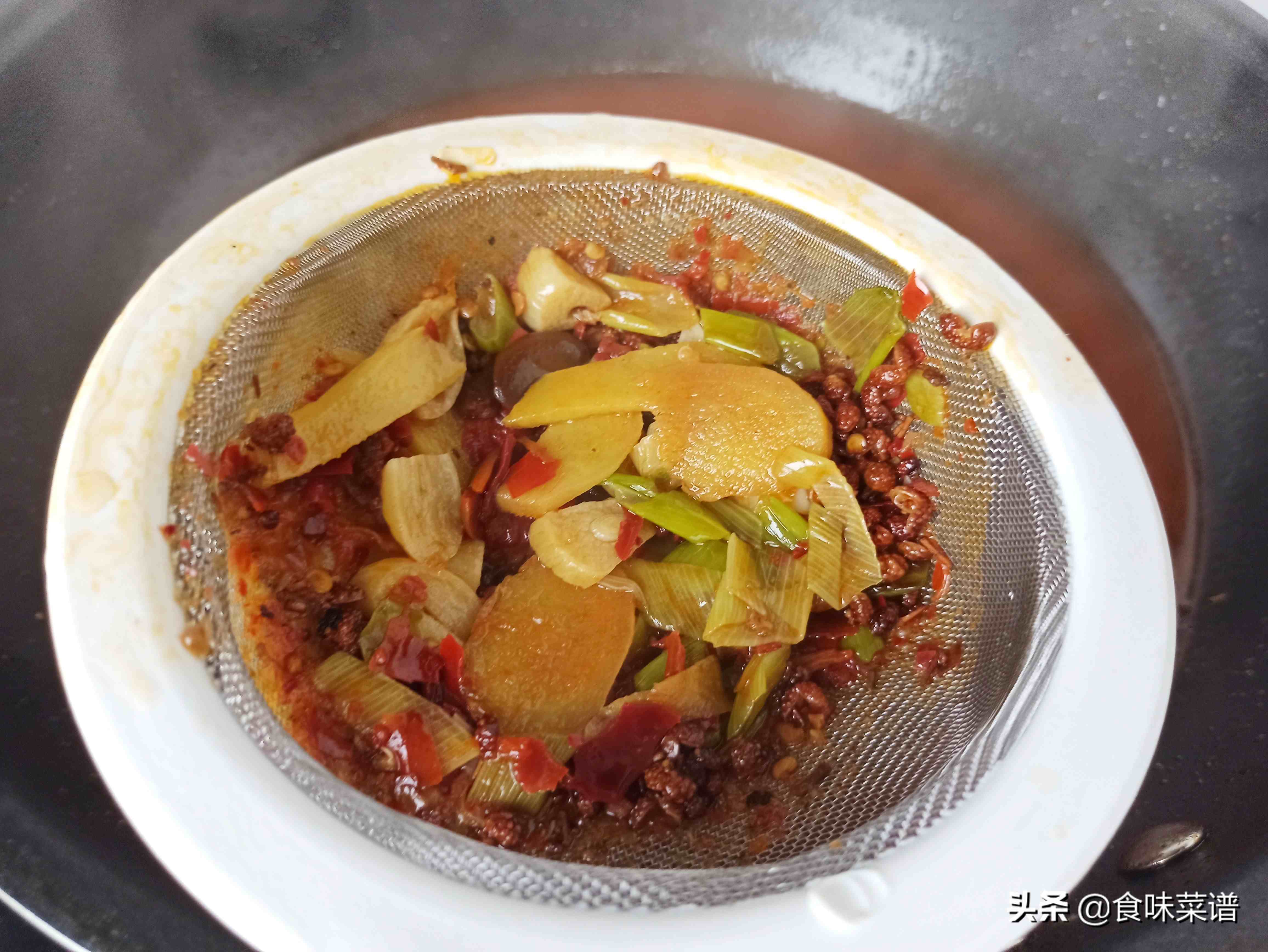 成都冒菜的做法，1斤火锅丸子1把青菜，鲜辣爽口，最好吃的下饭菜