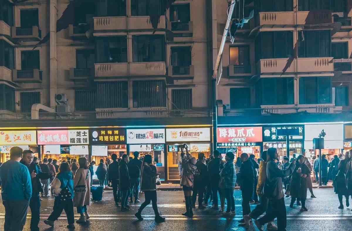 成都本地人最爱的5条美食街，别再去锦里、宽窄巷子了！