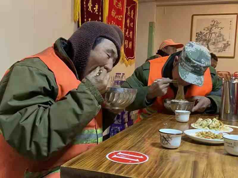 一碗面温暖一座城|“中国好人”姜常论连续7年为海阳环卫工提供免费早餐