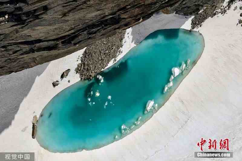 欧洲气温飙升 阿尔卑斯山顶冰川融化成湖似“蓝色眼泪”