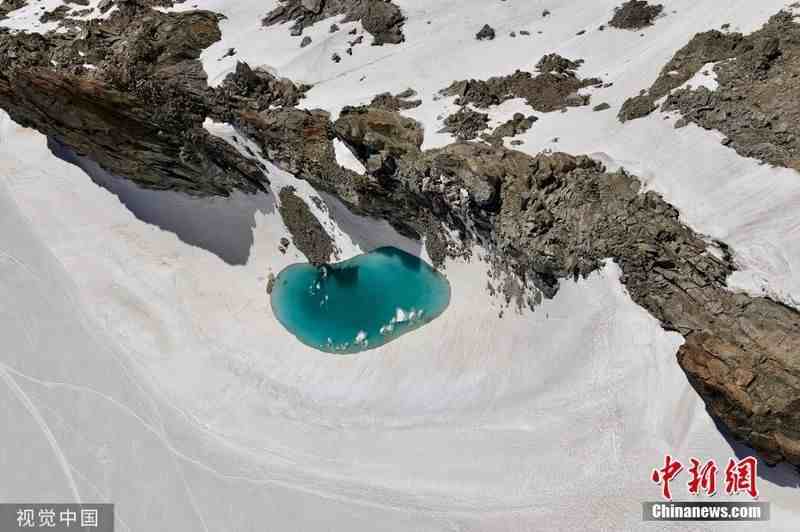 欧洲气温飙升 阿尔卑斯山顶冰川融化成湖似“蓝色眼泪”