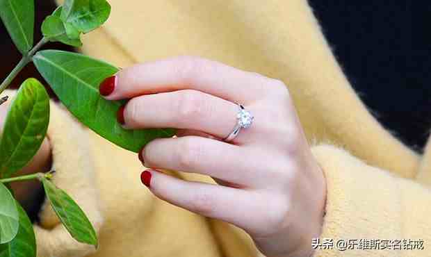 订婚戒指戴哪个手指|男女订婚戒指戴哪个手指？
