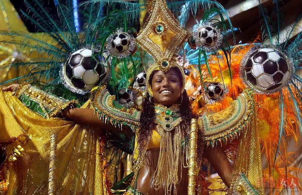 桑巴女郎表演助威世界杯 丰乳肥臀引爆全场