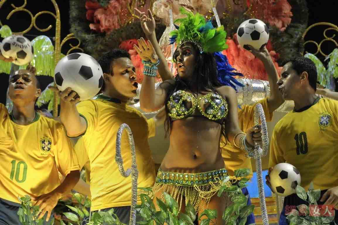 桑巴女郎表演助威世界杯 丰乳肥臀引爆全场