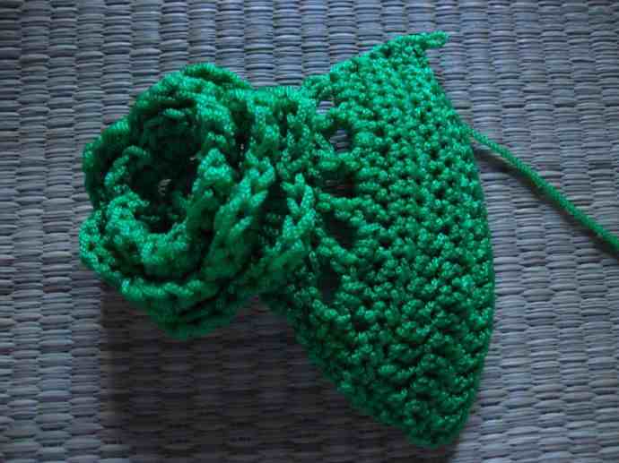 钩针编织漂亮的绿花竹底凉拖鞋，非常的实用，附图解教程