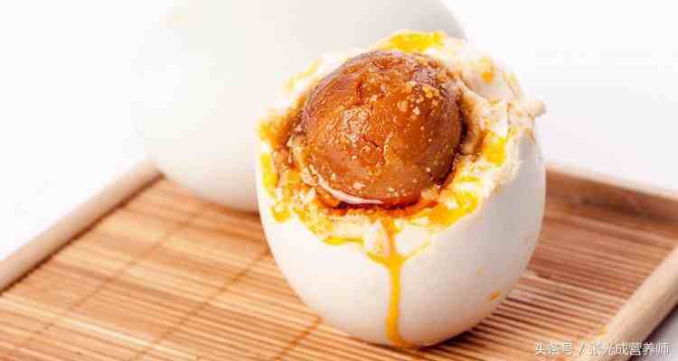 咸鸭蛋含盐高，如何吃？即品美味，还不升血压！