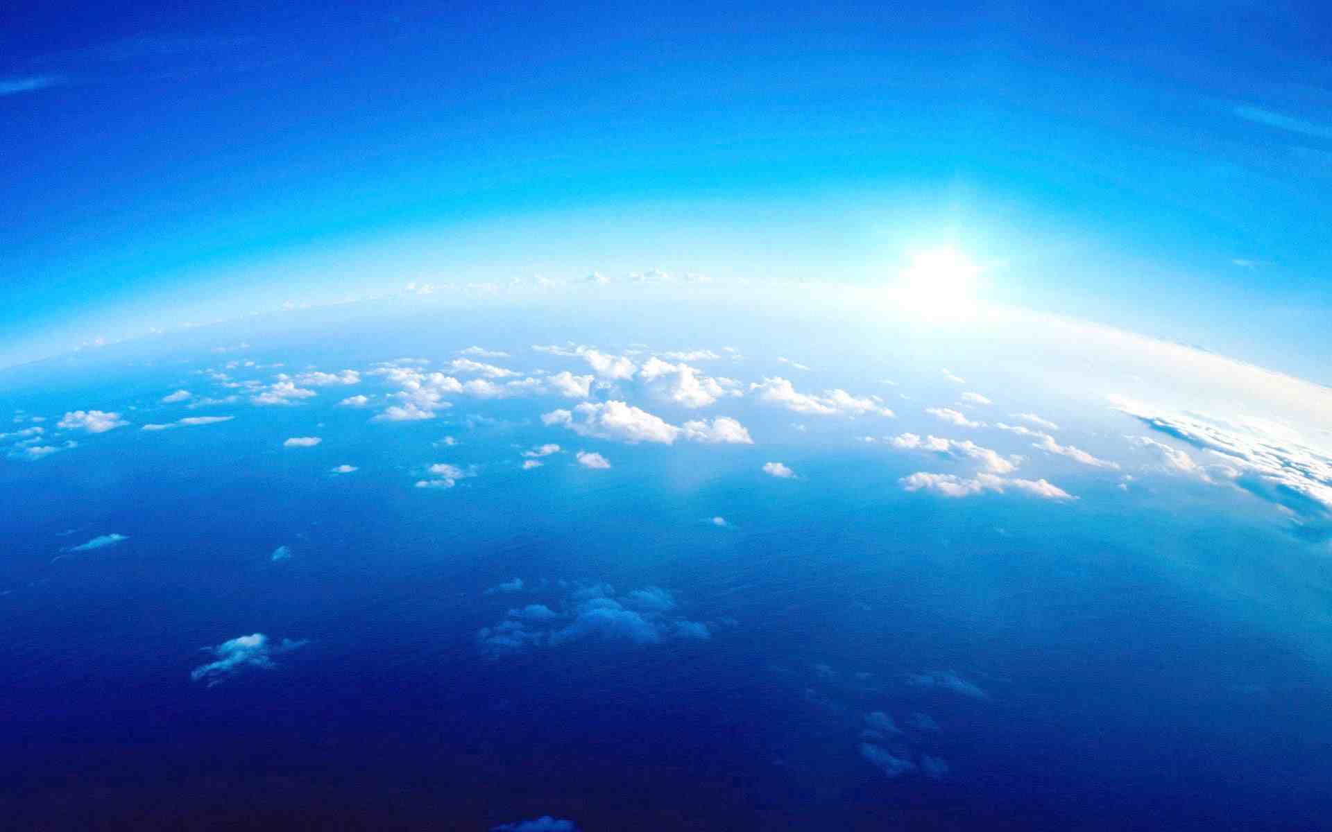 地球大气层为什么是蓝色，蓝天是如何形成的？
