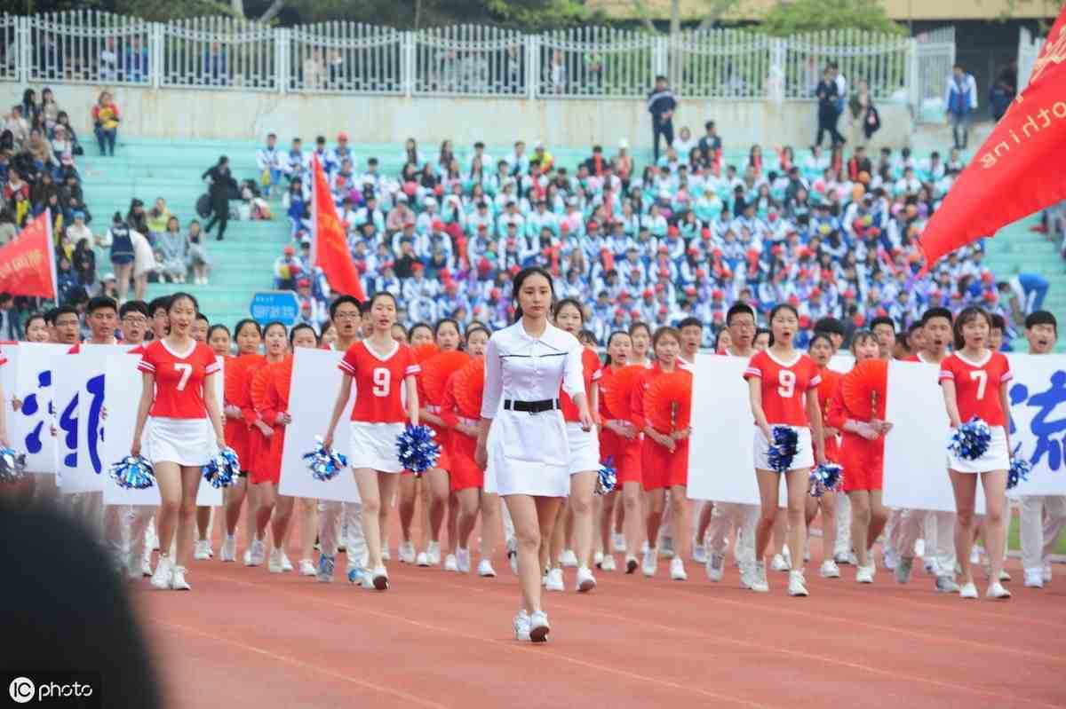 开幕式主持稿|学校运动会开幕式主持词范文