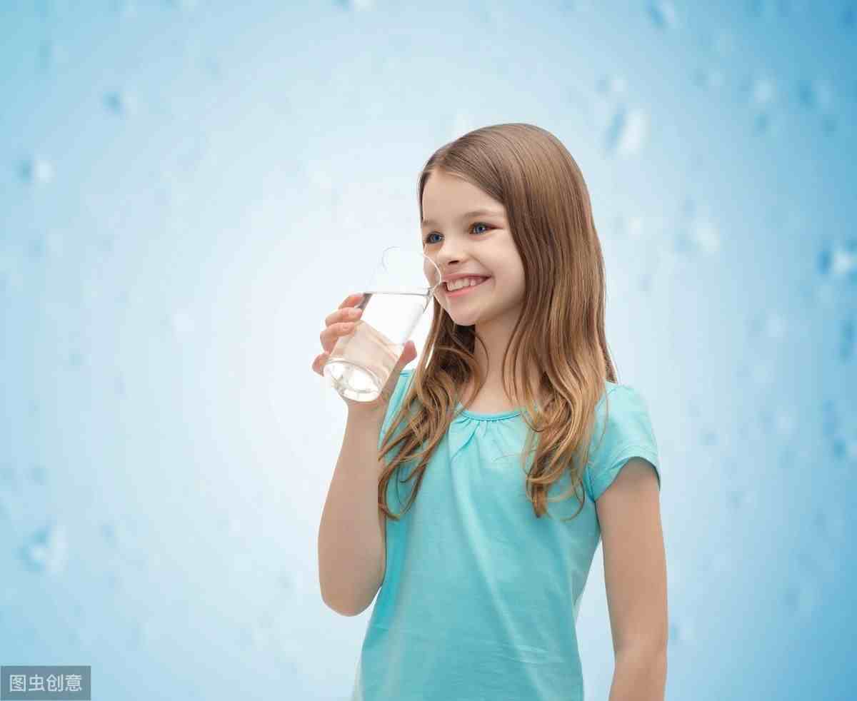 喝水的7个作用！医生建议喝够适量的水，长寿又健康