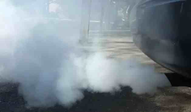 排气管冒白烟|汽车排气管总是冒白烟怎么办？