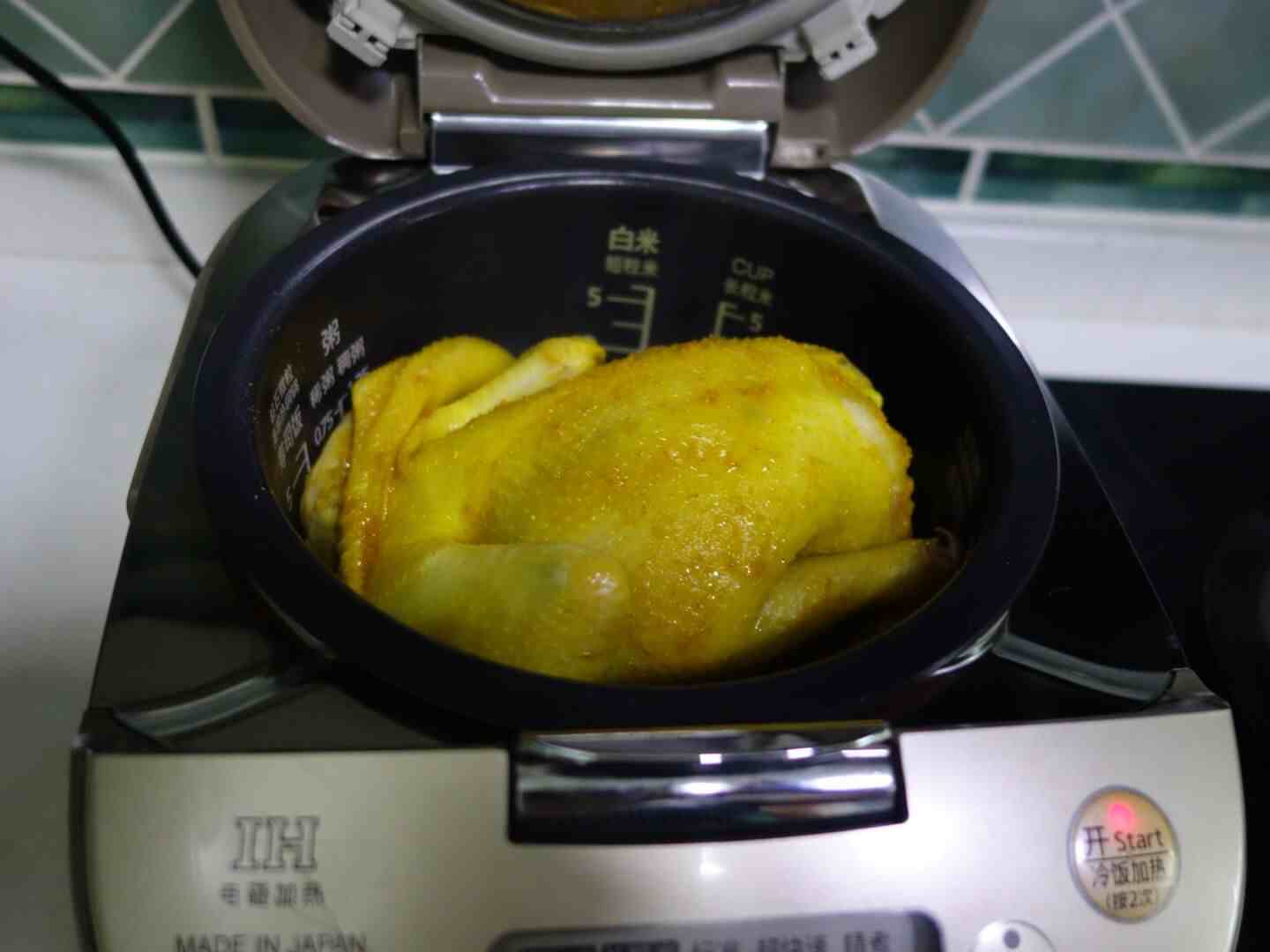 清洗，抹粉，放进电饭锅，3步即成的盐焗鸡，撕开的一瞬间会爆汁