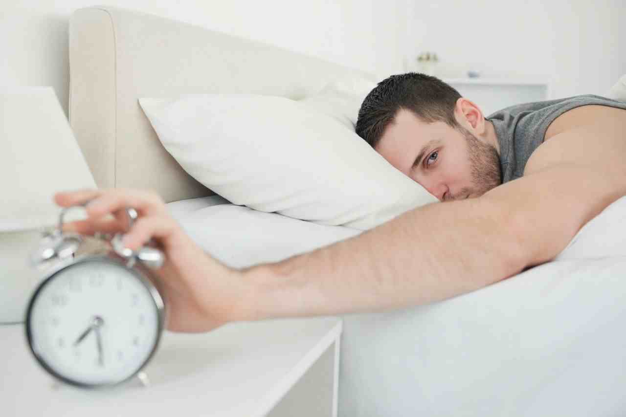开灯睡觉会对身体造成伤害吗|晚上开灯睡觉是个坏习惯