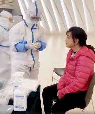65岁刘晓庆做核酸检测表情痛苦，吓得全程闭眼，坐姿佝偻像个老太太
