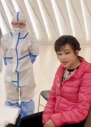 65岁刘晓庆做核酸检测表情痛苦，吓得全程闭眼，坐姿佝偻像个老太太