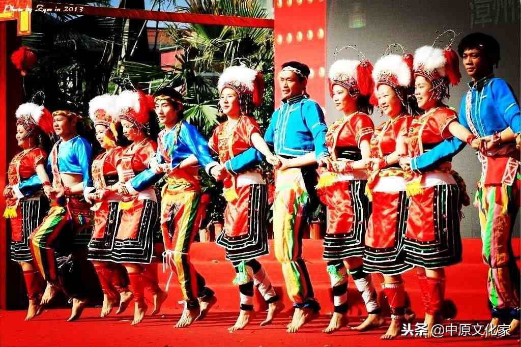 红黄黑三色为主的高山族服饰，十分别致的侗族与塔塔尔族服饰