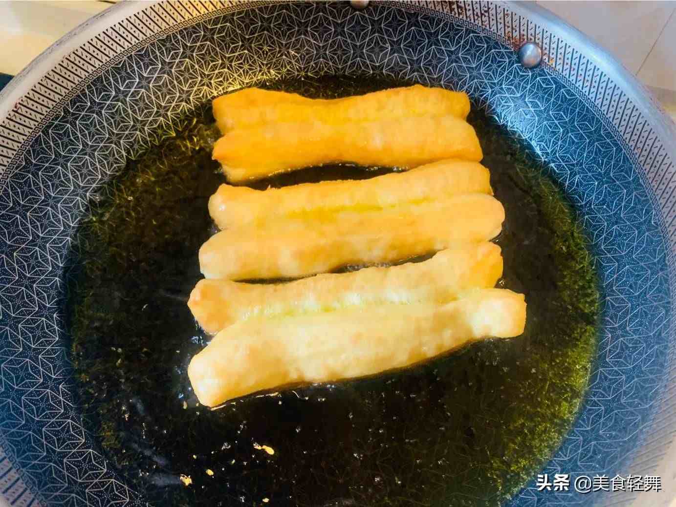 早餐油条做法，教你晚上发面，早上快速制作健康大油条，0失败