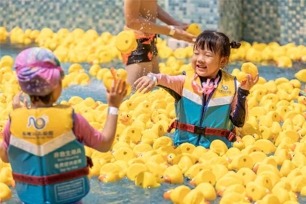 长隆水上乐园亲子游攻略，有一万只小黄鸭陪孩子玩水