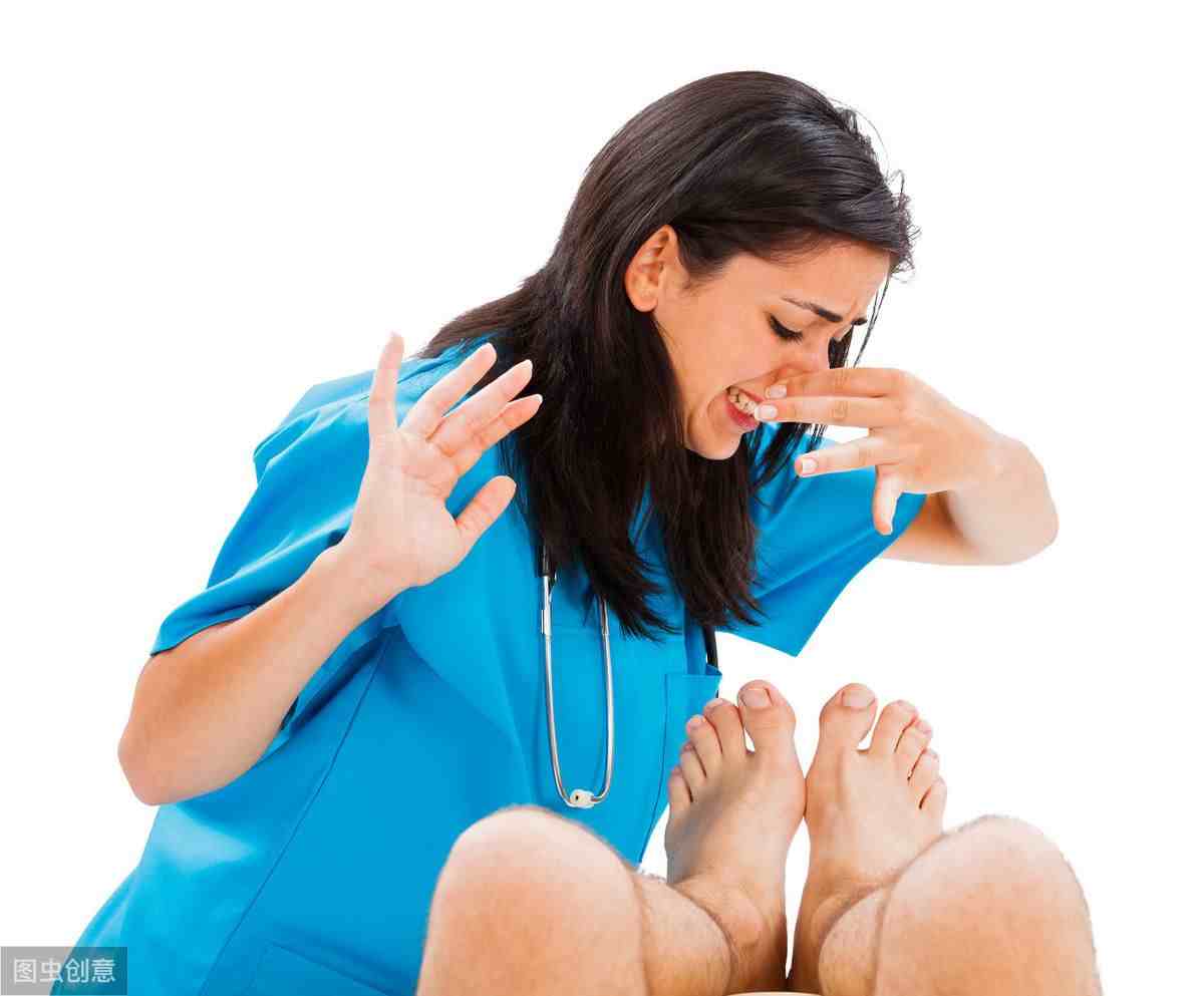 脚臭用什么泡脚|洗脚水里加什么可以治脚臭？