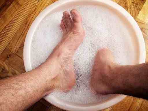 脚臭用什么泡脚|洗脚水里加什么可以治脚臭？