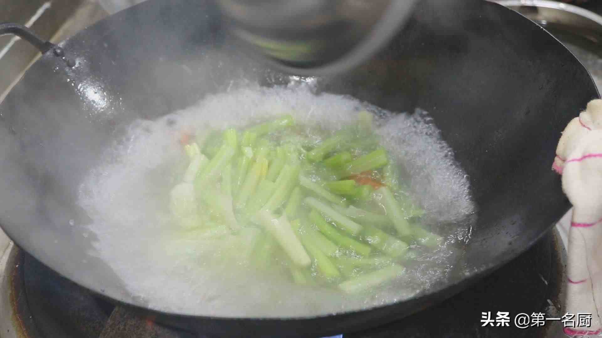 芹菜炒肉万万不可直接下锅，多做这一步，芹菜脆爽，肉丝滑嫩入味
