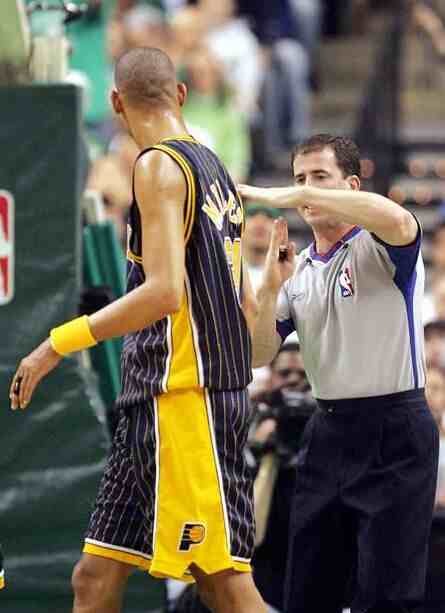篮球比赛判罚手势大全！注意暂停和技术犯规的手势区别！