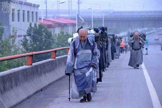 大悲寺僧人路过闹市却心如止水，梁宏达：这是释永信所缺少的