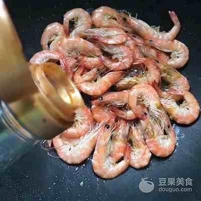 蒜香油焖基围虾的做法