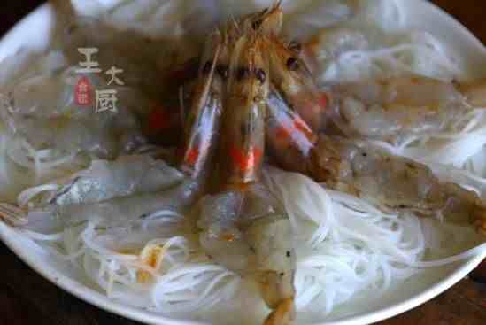 蒜蓉粉丝蒸大虾这样做，吃完保证忘不了，好吃极了