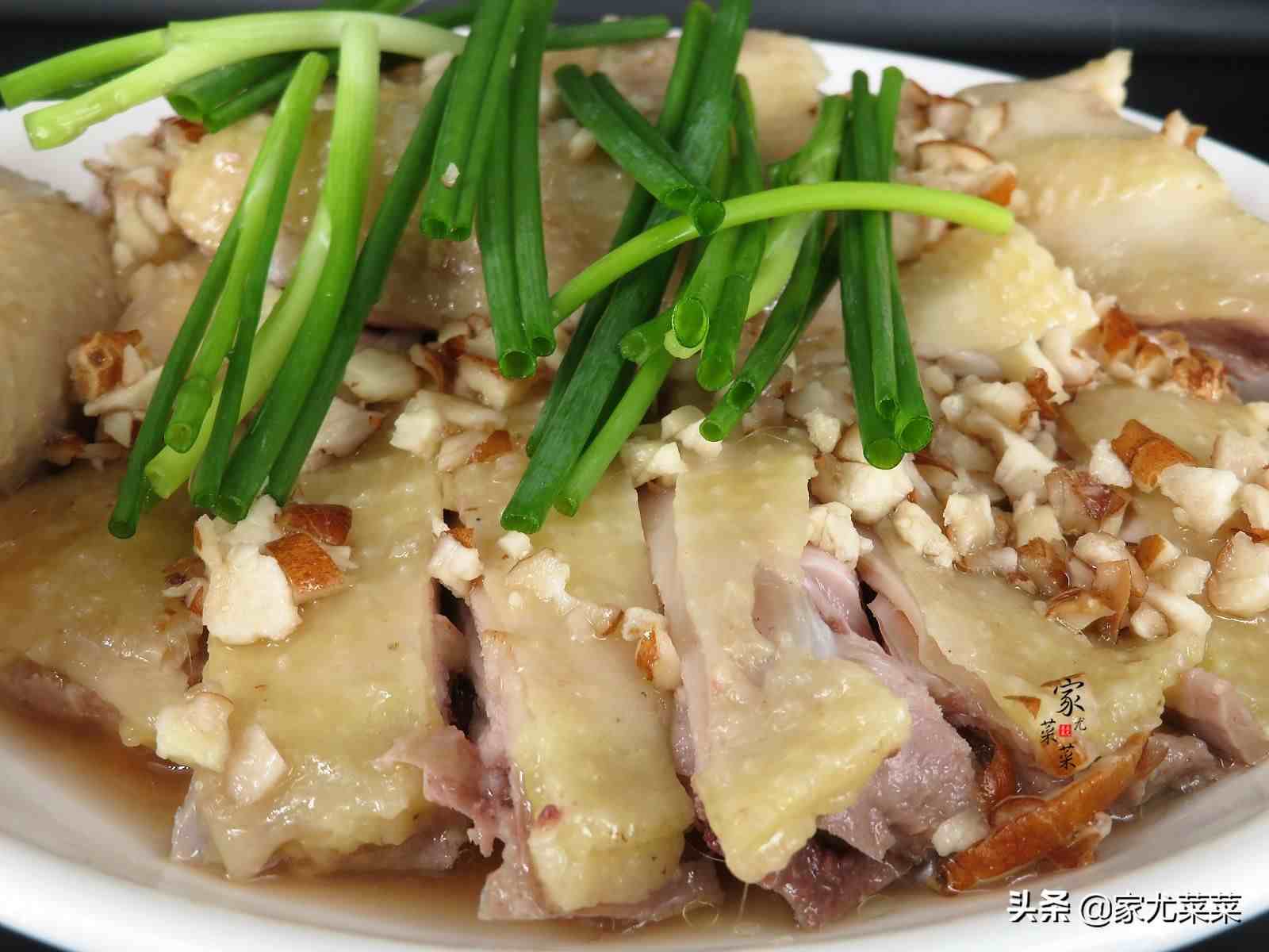 广东沙姜鸡的正宗家常制作方法，保证又香又嫩，比白切鸡更美味