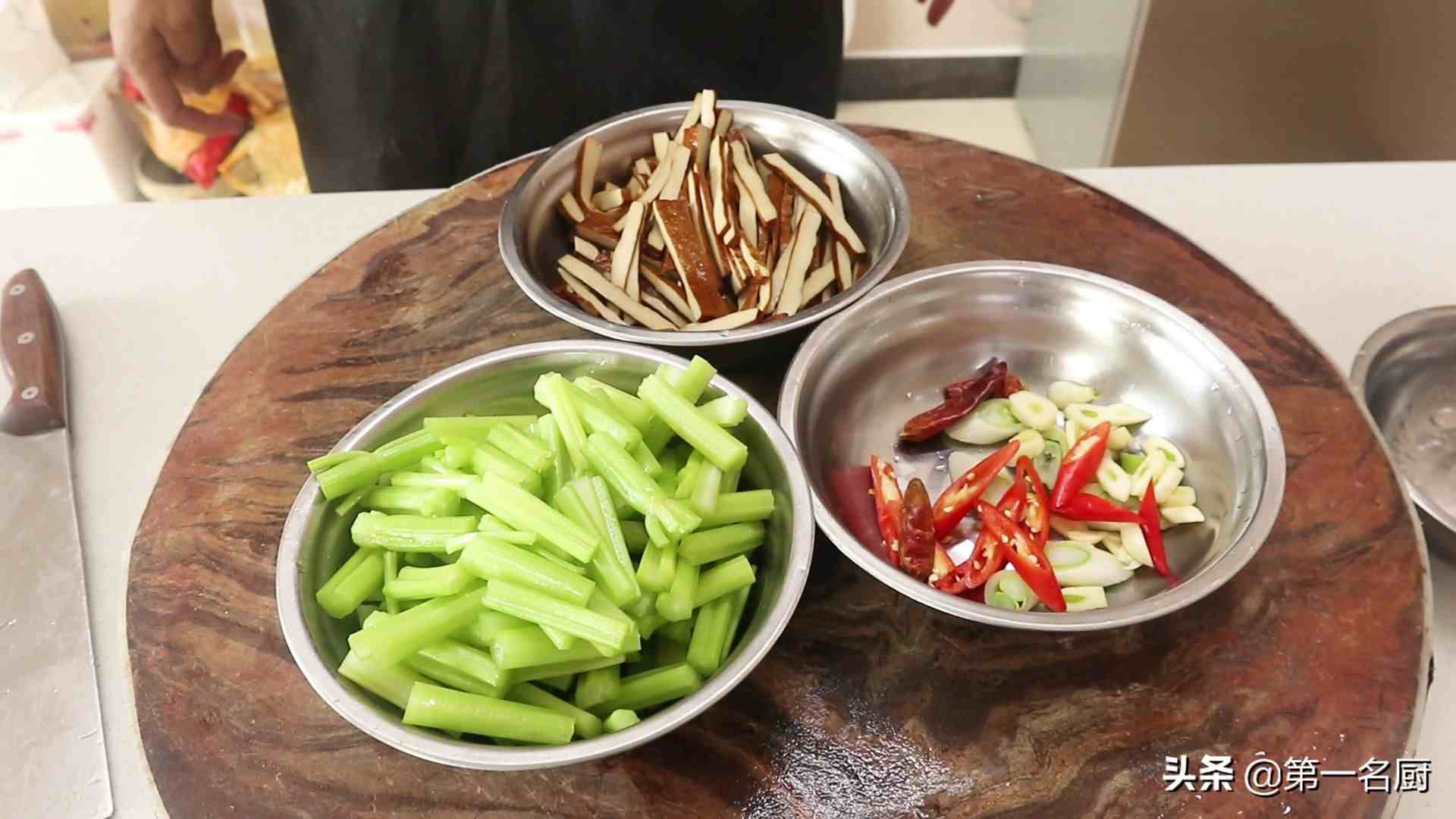 香干炒芹菜|香干炒芹菜怎么做才好吃