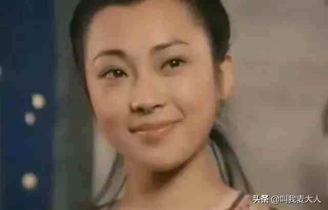 李连杰和59岁前妻黄秋燕拍合照，为避免利智吃醋，她故意站最边上