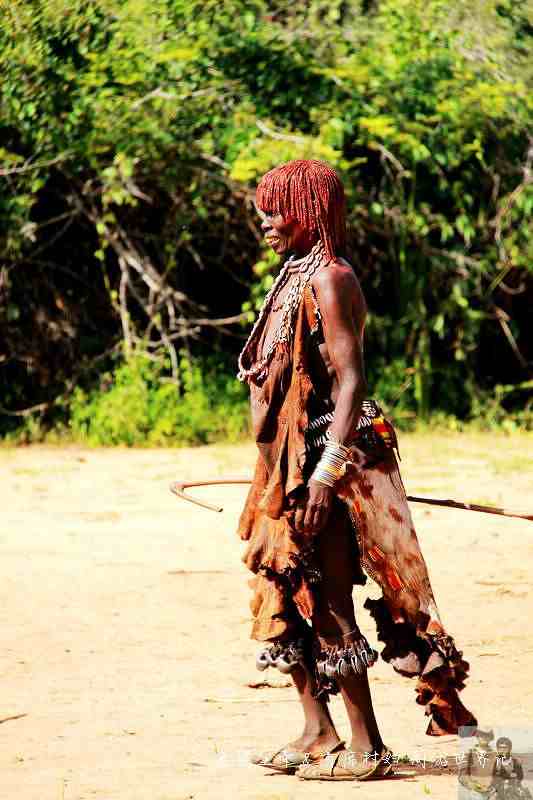 原始部落女穿兽皮用泥巴美容，脖子上的项圈代表着不同的身份地位