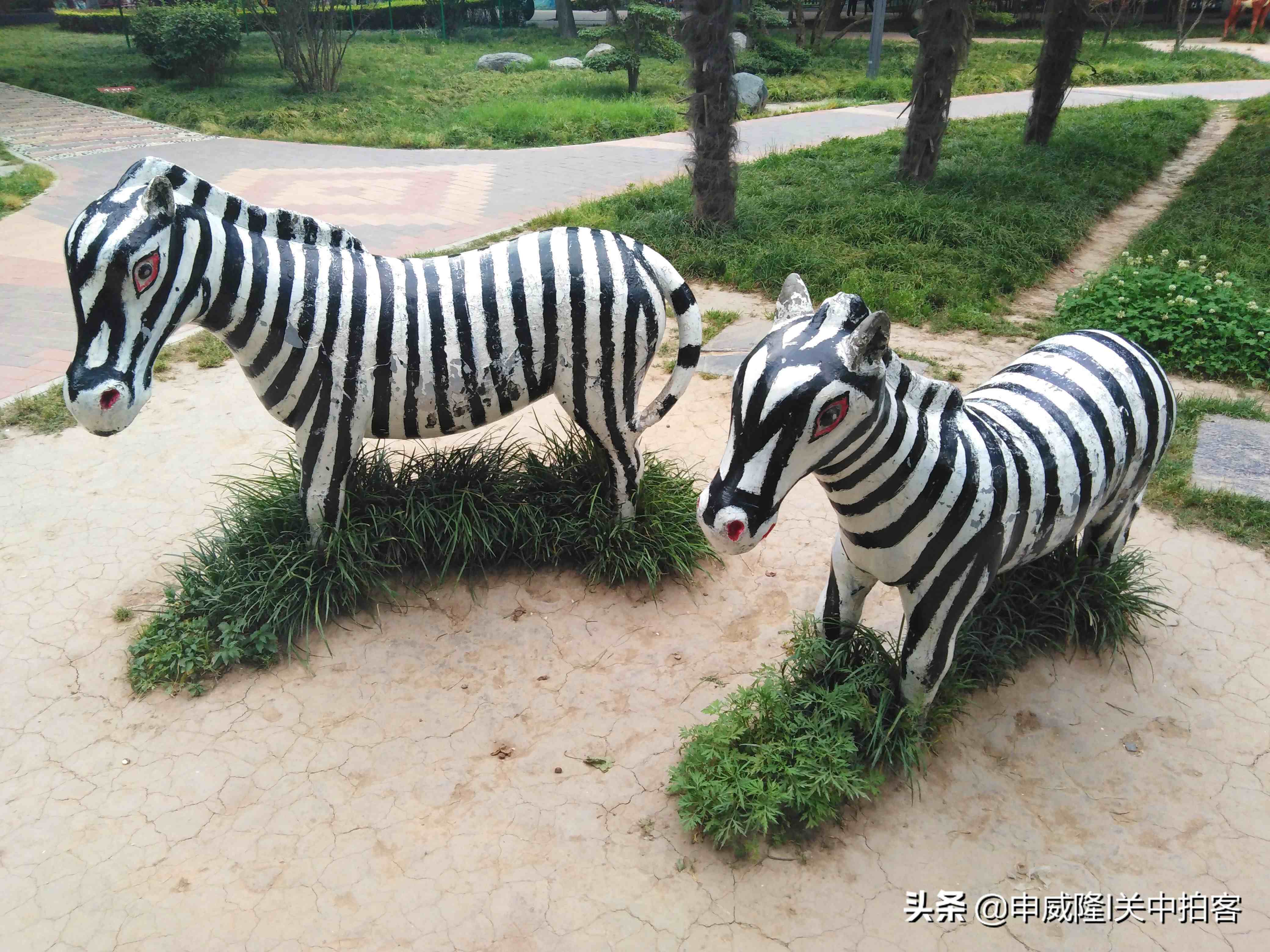 咸阳渭滨公园：三对动物雕塑（大象、斑马和长颈鹿）