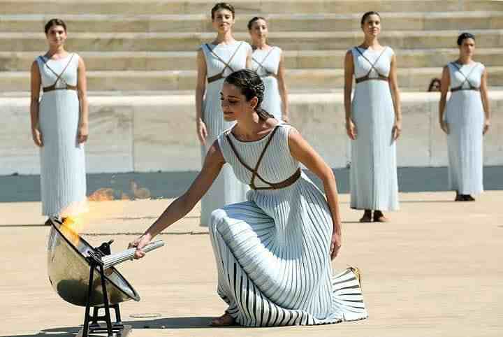希腊美女演员化身最高女祭司，穿浅蓝长裙点燃圣火，气质全场最佳