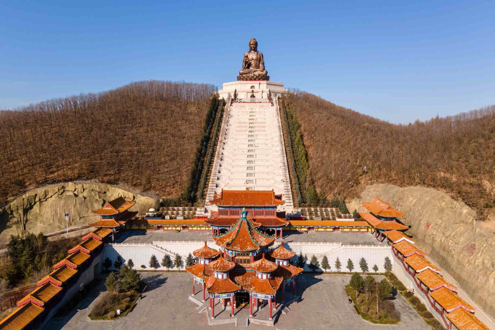世界上最大青铜坐佛，与香港天坛大佛南北相对，108位高僧开光