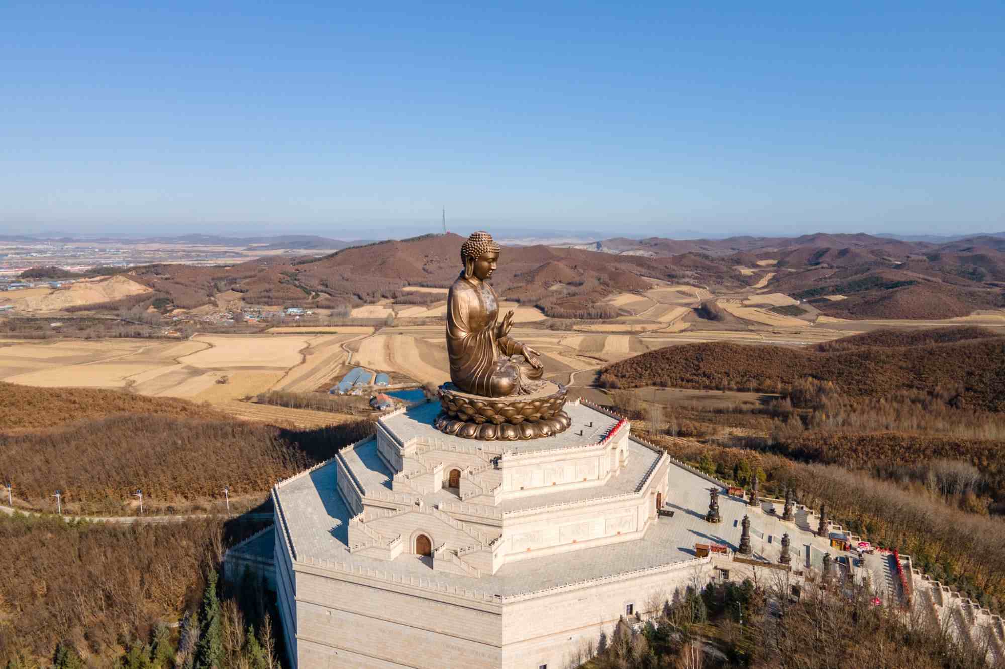 世界上最大青铜坐佛，与香港天坛大佛南北相对，108位高僧开光