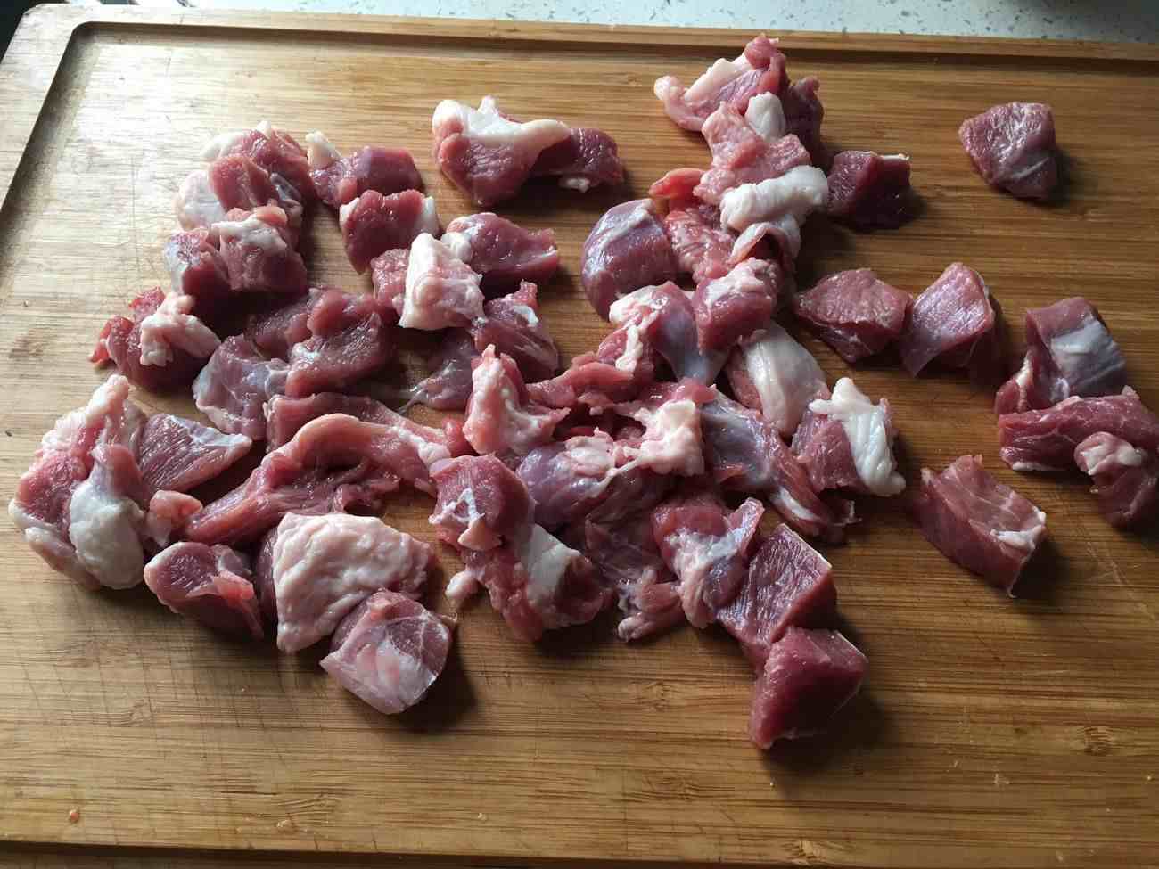 羊肉串怎么腌制，烤出来才好吃？教你一个商用配方，用料精确到克