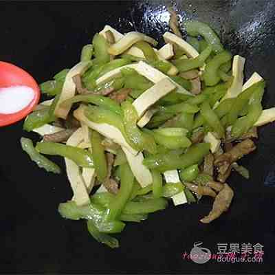 肉丝豆干炒芹菜的做法