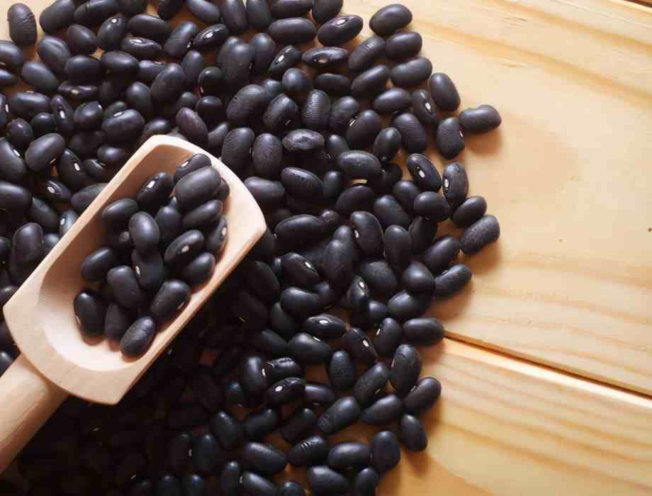 天冷我家常吃黑豆，用醋泡一泡，每天吃5颗，补充蛋白质和维生素