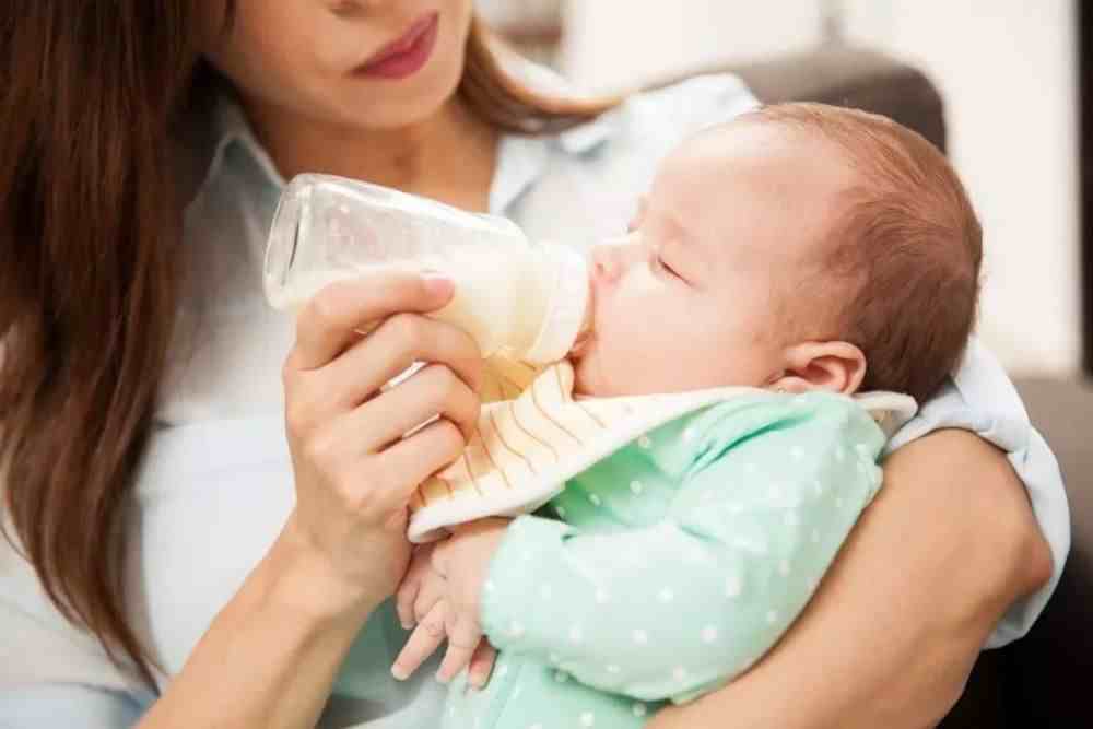如何给宝宝冲奶粉？冲婴儿奶粉的5个步骤，一次全说清