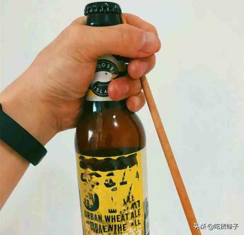 开啤酒瓶|没启瓶器能打开啤酒瓶吗？