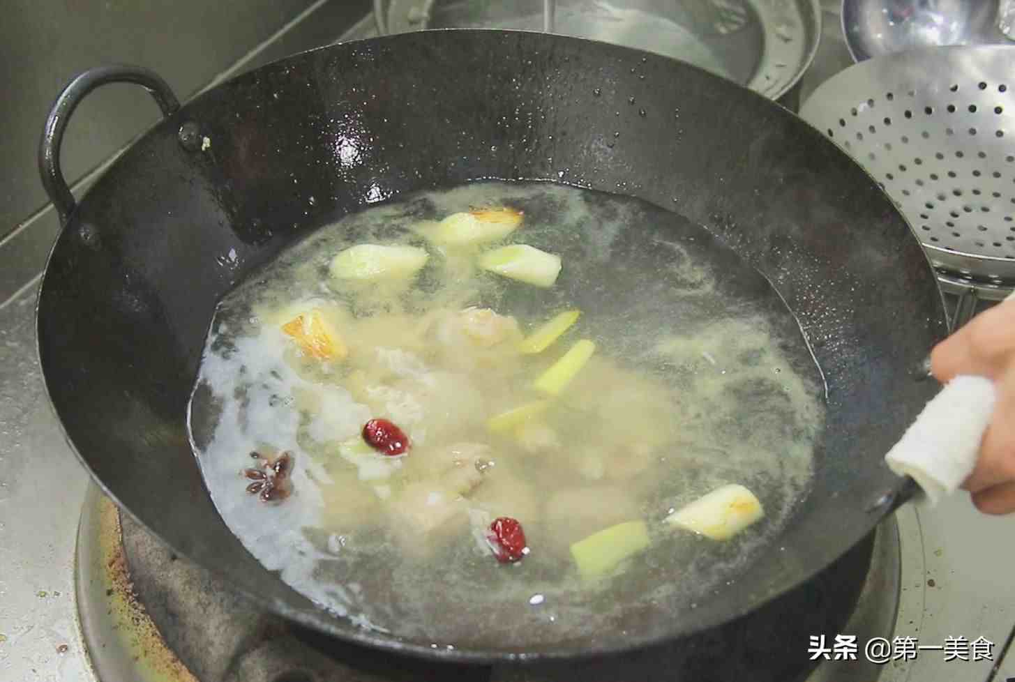 厨师长分享家常冬瓜排骨汤做法，汤汁奶白，鲜美可口，老少皆宜