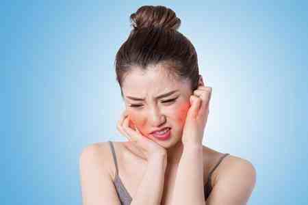 精妆联华：皮肤过敏症的六个症状，肌肤过敏不及时治疗小心烂脸