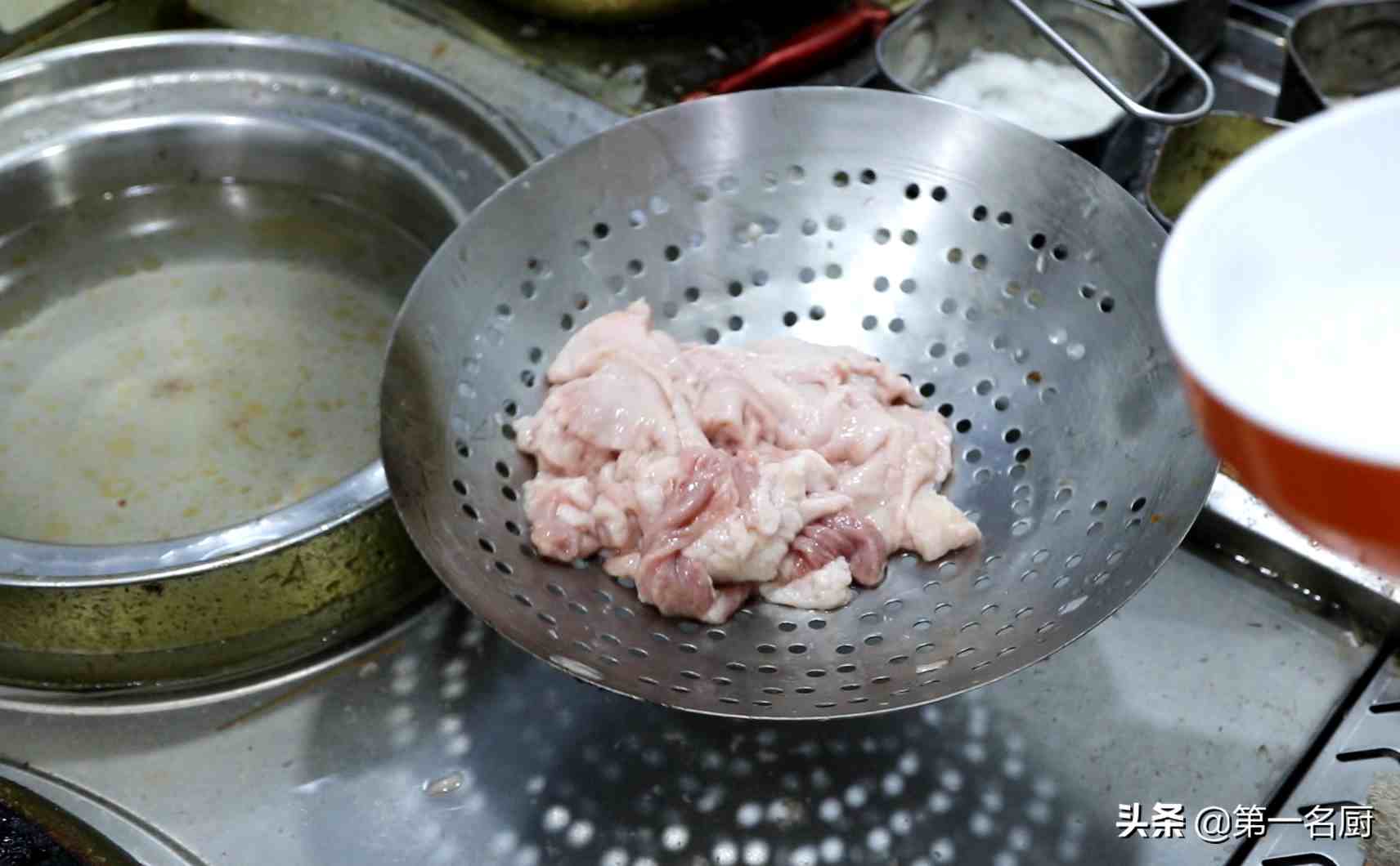木耳炒肉怎样做才好吃？试试这个方法，木耳清脆，肉片滑嫩而不老
