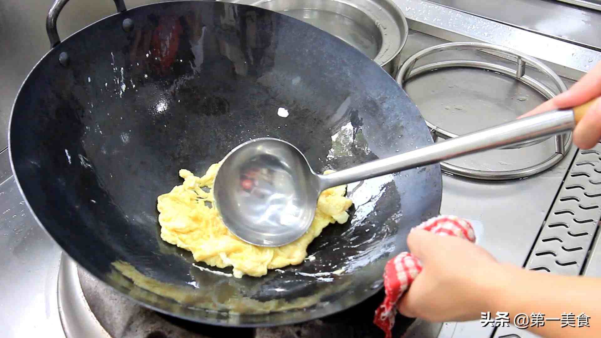 厨师长教你家常丝瓜炒鸡蛋，简单好吃，清淡可口，最适合家人吃