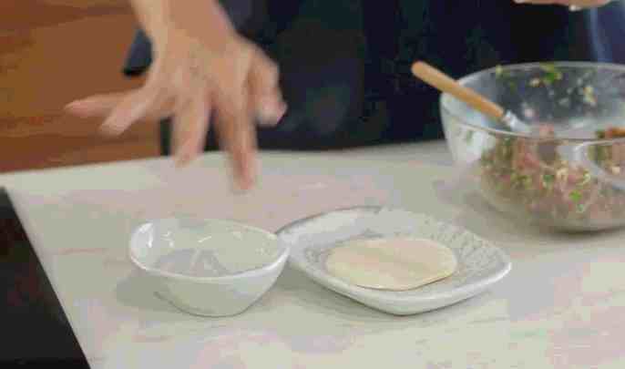 蒸饺怎么做鲜嫩多汁？面点师教学蒸饺子做法，皮薄馅大，一学就会
