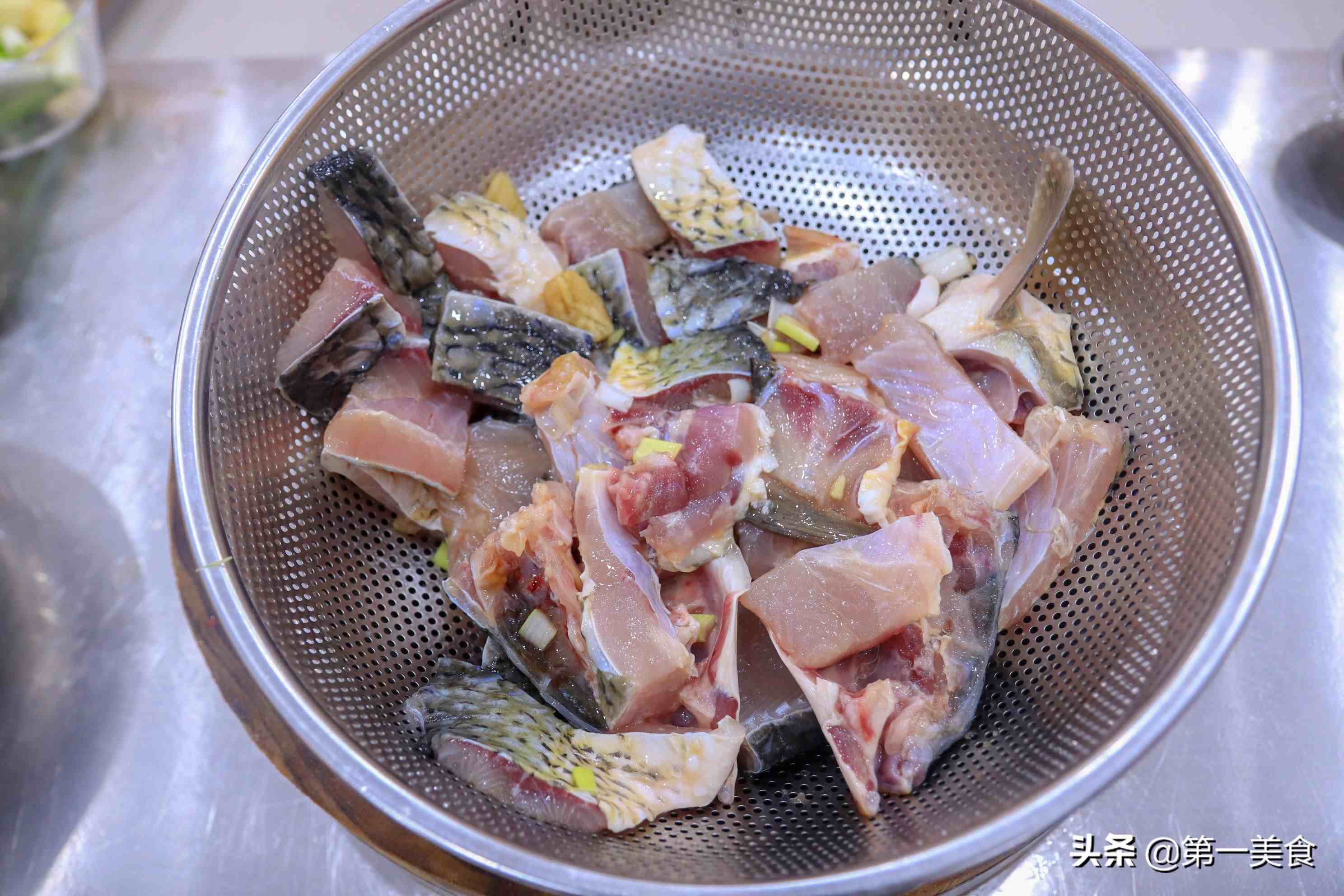 厨师长直接剁椒整条鱼，详解鱼肉入味方法，看做法就知道很好吃